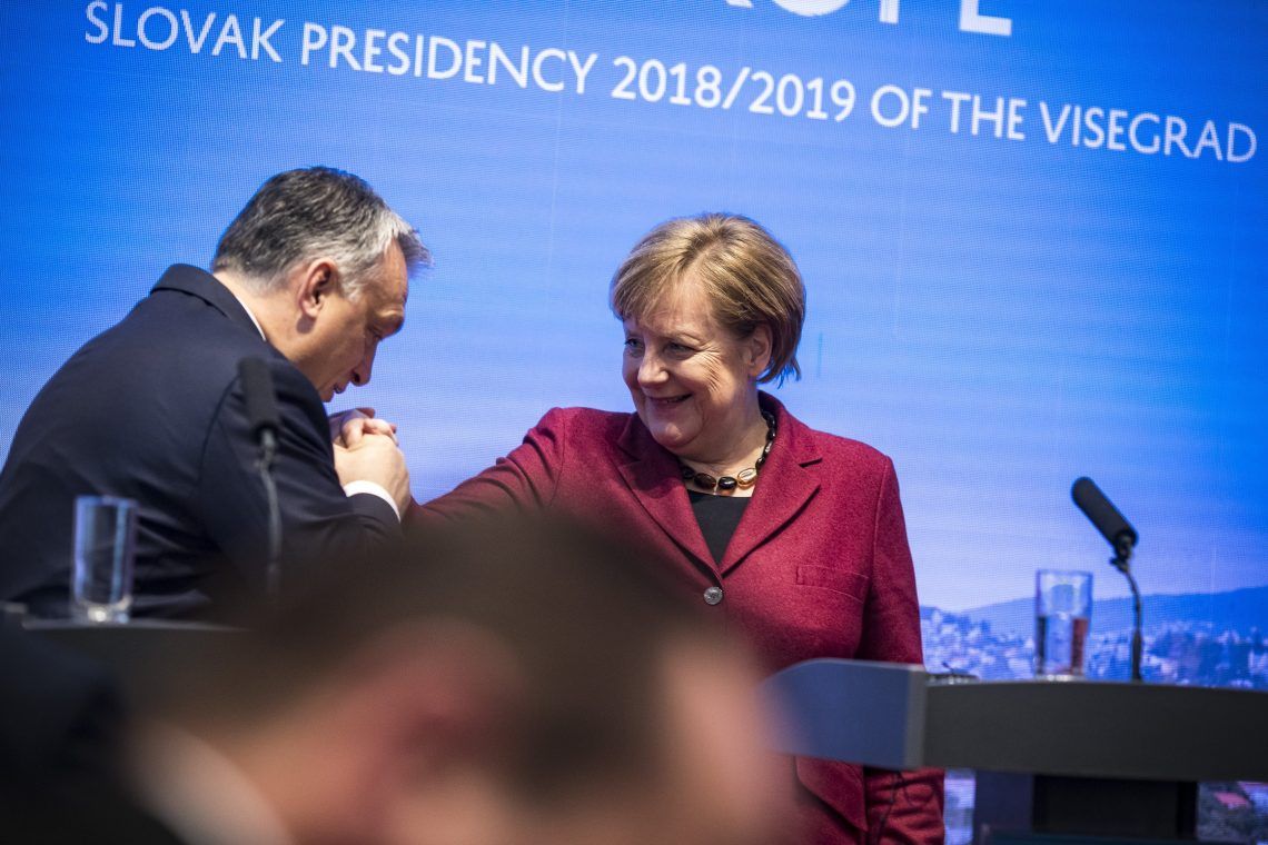 Folytatódik a néppárti szappanopera, Orbán cserealku-diplomáciával hárít